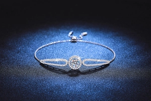 Détail macro du bracelet moissanite en argent S925 avec chaîne réglable coulissante bolo