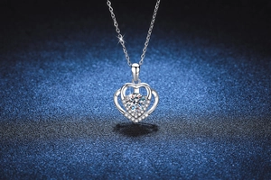 Detail der S925 Sterling Silber Herzkette mit einem glänzenden 1 Karat Moissanit-Mittelstein