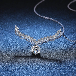 Collier en argent s925 avec pendentif aile et une pierre de moissanite de 1 carat