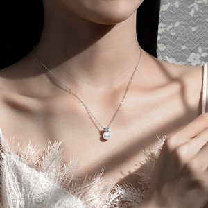 Elegant S925 silver necklace with round natural freshwater pearl and moissanite pendant