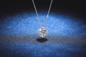 Vue macro d'un collier en argent s925 avec pendentif en moissanite taille carrée