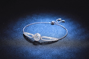Détail macro d'un bracelet en argent S925 moissanite avec fermoir boule ajustable