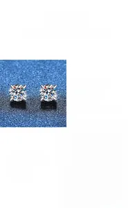 Vue détaillée des boucles d'oreilles Moissanite montrant la taille cœurs et flèches