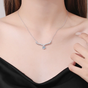 Collier en argent S925 avec moissanite et pendentif aile porté par un mannequin