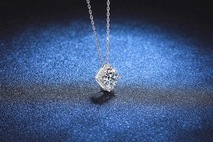Gros plan du pendentif carré en argent S925 avec pierre de moissanite brillante couleur D