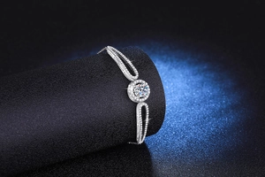 Bracelet en argent S925 avec moissanite ronde de 1 carat sertie en halo étincelant