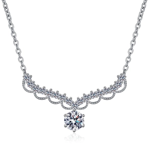 Collier en argent S925 avec pendentif moissanite 1 carat et détails en forme de V aile