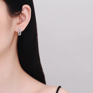 Boucles d'oreilles créoles croisées en argent 925 avec moissanite sertie en pavé