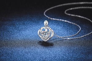 Detailansicht der S925 Sterling Silber Doppelherzkette mit einem runden Moissanit Stein