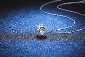 Vue macro du pendentif carré en argent S925 avec diamant moissanite étincelant de couleur D