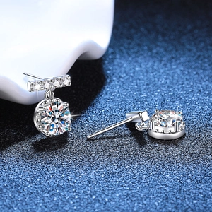 Eleganti orecchini a lobo in argento S925 con moissanite rotonda da 1 carato colore D