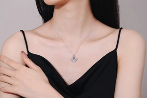 Nahaufnahme der S925 Sterlingsilber Herzkette mit funkelndem Moissanit an einem Model