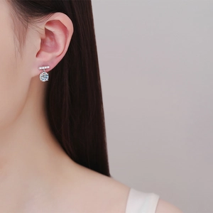 Eleganti orecchini pendenti in argento S925 con moissanite indossati dalla modella