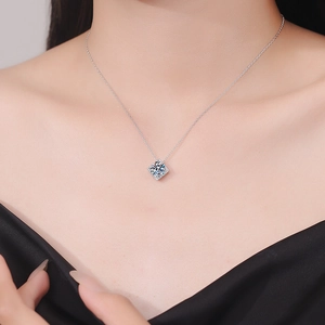 Élégant collier en argent sterling S925 avec pendentif en moissanite brillante pour femme