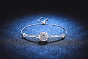 Vue détaillée du bracelet en argent 925 avec moissanite halo et détails en cœur