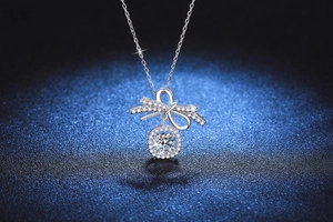 Détail du collier noeud en argent S925 avec pendentif en moissanite étincelante de 1 carat