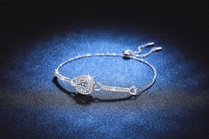 Détail macro du bracelet en argent 925 avec centre en moissanite et motifs de cœur