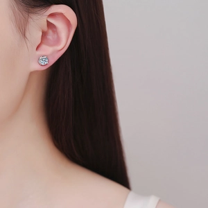 Boucles d'oreilles moissanite en argent 925 classique sur mannequin à haute brillance