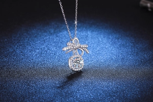 Macro d'un collier en argent S925 avec pendentif nœud scintillant et moissanite ronde