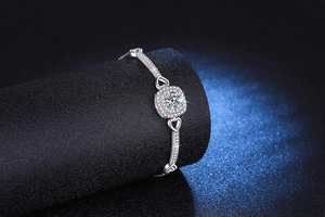 Gros plan d'un bracelet en argent 925 avec une moissanite ronde et des détails de cœur