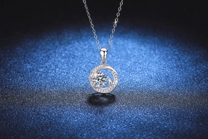 Vue macro du pendentif Mobius en argent S925 avec Moissanite 1ct et pavage de pierres