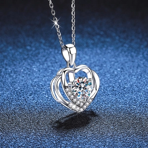 Halskette aus S925 Sterlingsilber mit Herzanhänger und 1 Karat Moissanit und Mikropflaster