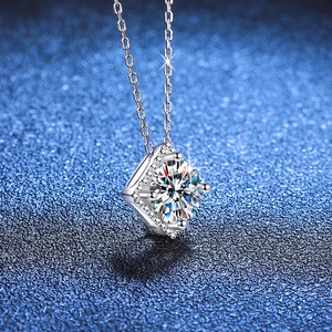 Élégant collier en argent sterling S925 avec un pendentif moissanite rond brillant