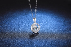 Vue macro du pendentif Moebius en argent avec moissanite de 1 carat et détails pavés