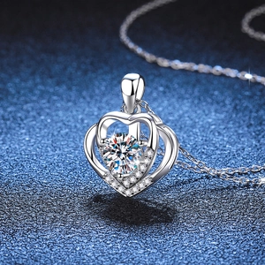 S925 Sterlingsilber Herzkette mit 1 Karat Moissanit auf dunkelblauem Hintergrund