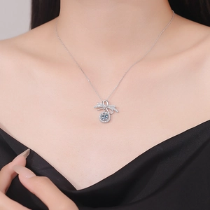Élégant collier nœud en argent S925 avec pendentif en moissanite de 1 carat sur modèle