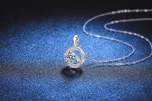 Détail macro du pendentif Mobius en argent S925 avec pierre principale en moissanite brillante