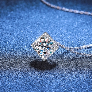 Élégant collier en argent sterling S925 avec pendentif brillant en moissanite de forme carrée