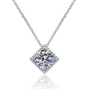 Collier minimaliste en argent S925 avec un pendentif en moissanite carrée éclatante