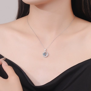 Gros plan d'un collier avec pendentif Mobius en argent s925 et moissanite de 1 carat