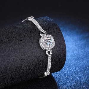 Bracelet luxueux en argent 925 avec une moissanite de 1ct et des détails en forme de cœur