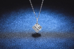Vue macro du pendentif moissanite coupe princesse 2ct avec halo micro-pavé sur chaîne s925