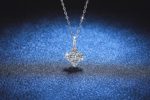 Vue macro du collier en argent S925 avec pendentif carré en grappe de quatre diamants