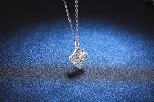 Vue macro d'un pendentif moissanite princesse 2ct sur chaîne en argent s925 avec halo