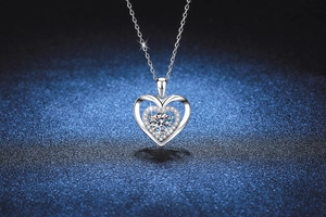Dettaglio ravvicinato della collana doppio cuore in argento S925 con moissanite