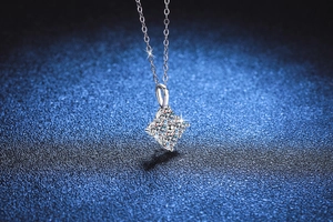 Macro du pendentif trèfle en argent S925 avec moissanite 1,2 ct et chaîne fine en O