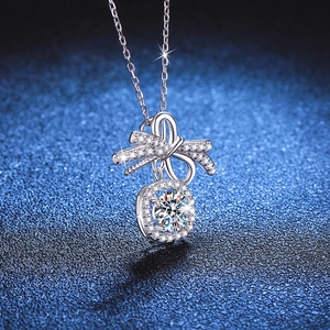 Collier élégant en argent S925 avec pendentif nœud et moissanite de 1 carat brillant