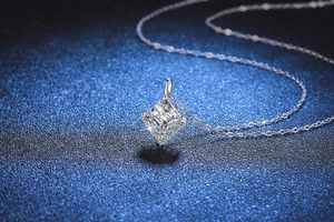 Détail du pendentif en moissanite taille princesse avec serti halo sur chaîne argent