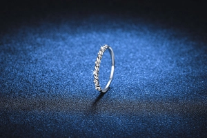 Close-up of S925 sterling silver twisted band ring with sparkling moissanite stones