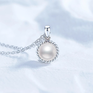 Elegante Halskette aus S925 Sterlingsilber mit Perlenanhänger und glänzendem Moissanit-Stein
