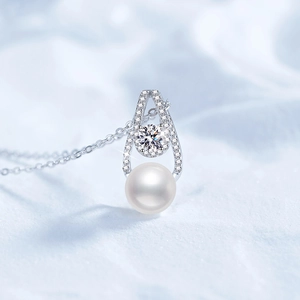 Collier en argent S925 avec pendentif poire en moissanite et perle blanche ronde