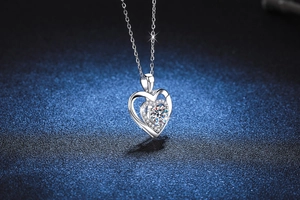Dettaglio macro della collana a cuore in argento 925 con moissanite scintillante