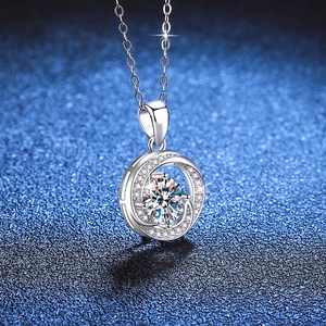 Collier Möbius élégant en argent S925 avec Moissanite de 1 carat sur fond bleu