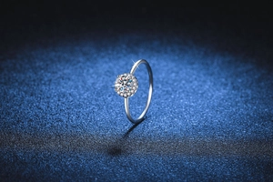 Detailed close-up of a s925 silver halo ring with a round moissanite and pave setting