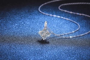 Vue macro d'un pendentif en argent S925 fleur avec moissanite de 1.2 carats chic