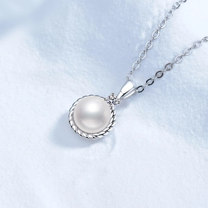 Elegante Halskette aus S925-Silber mit runder weißer Perle und Moissanit am Anhänger
